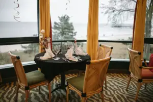 Kerst Een tafel met een zwart tafelkleed en een vaas met bloemen.