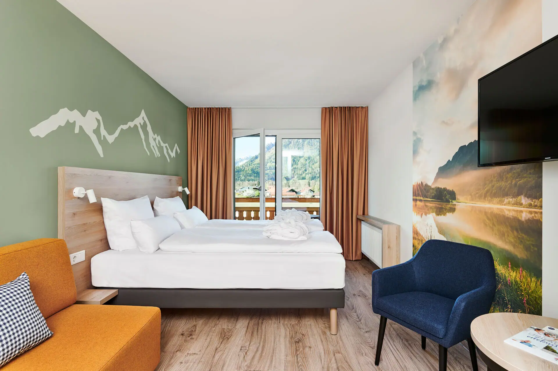 Kamer met bed en stoel, voorzien van kussens en beddengoed.