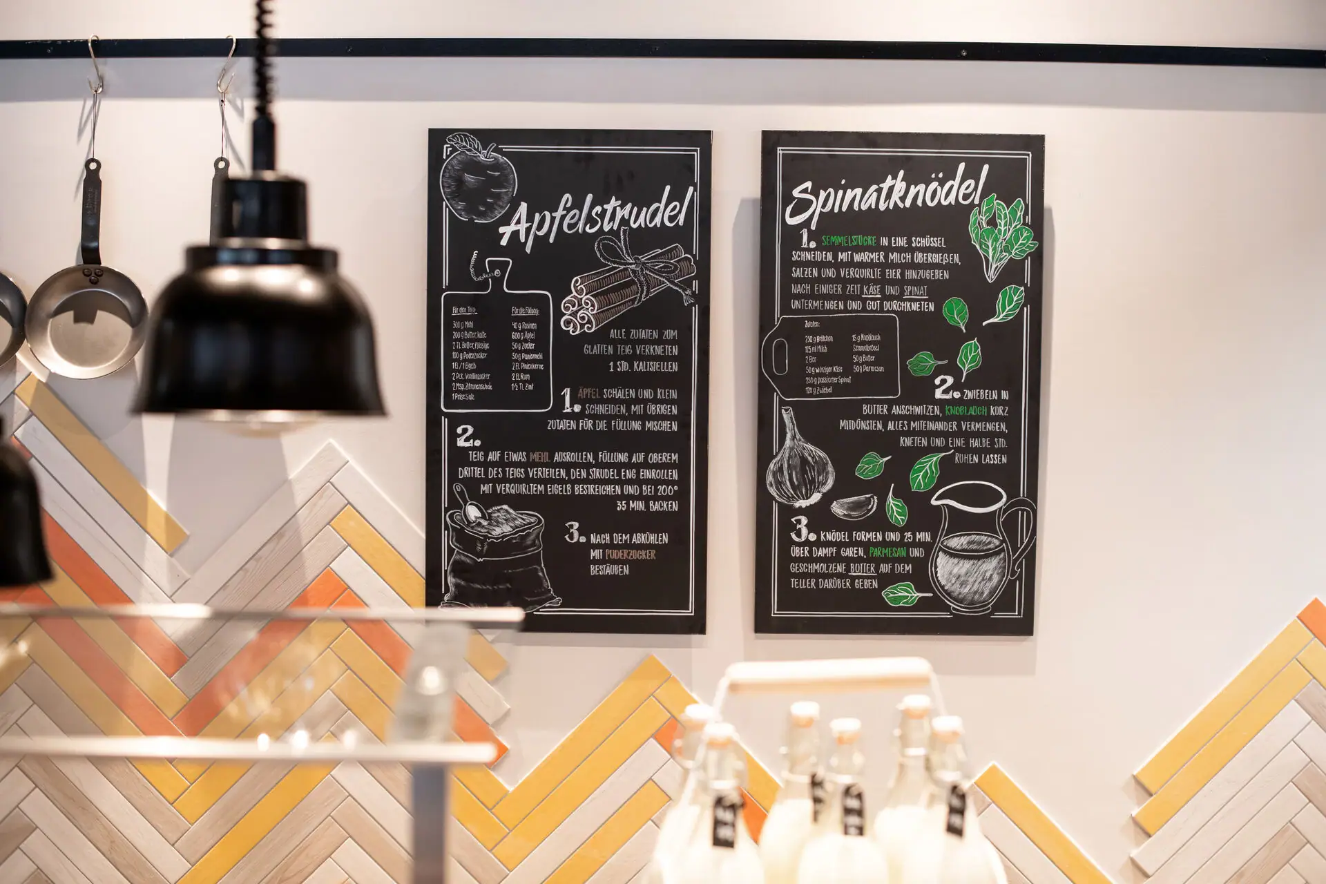 Prikbord met belettering.