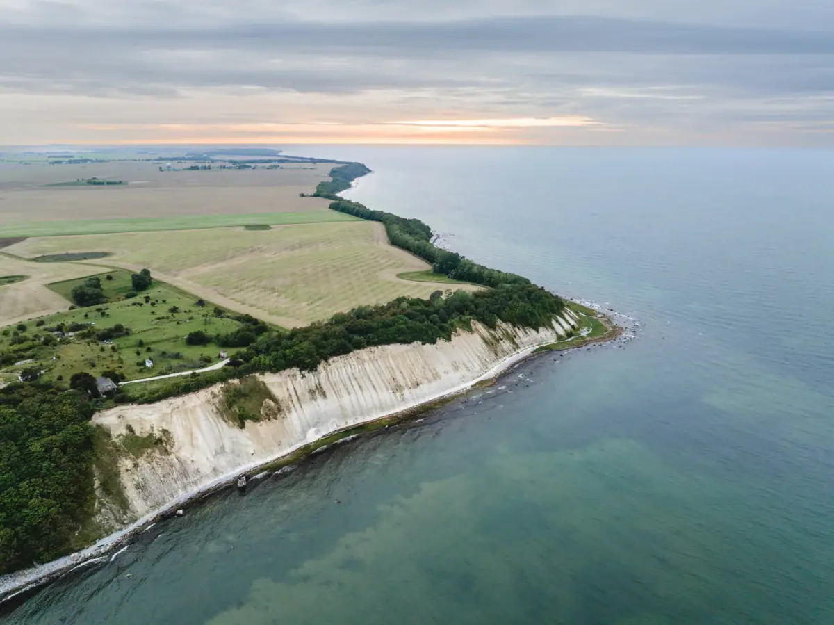 Kustlandschap met water en lucht op de achtergrond.