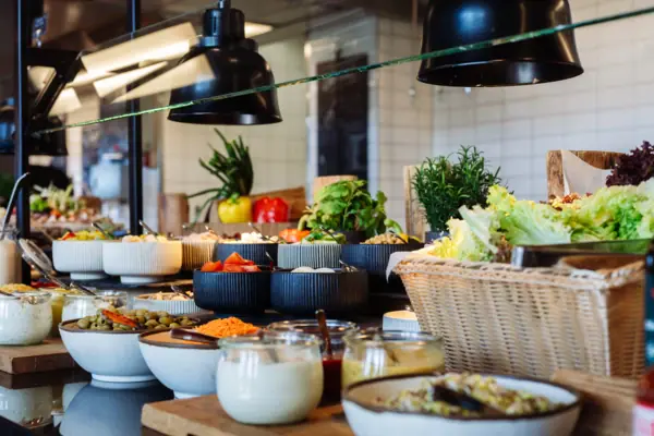 Salade Buffettafel met diverse etenswaren.