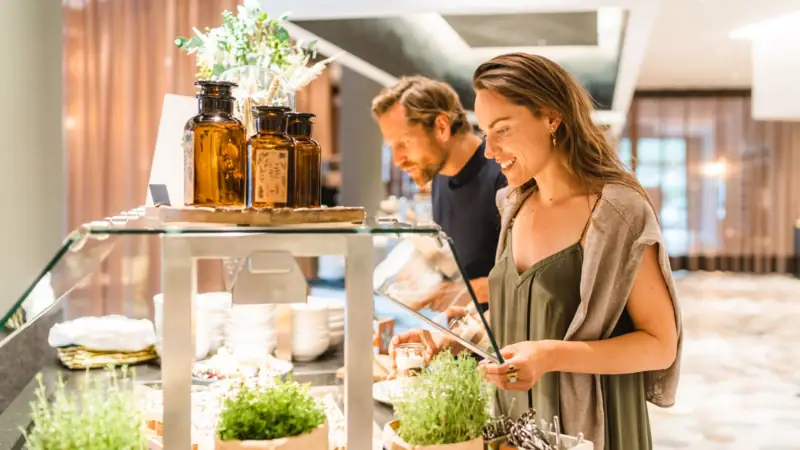 Een vrouw kijkt naar een buffet.