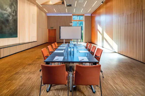 Conferentieruimte met tafel en stoelen.