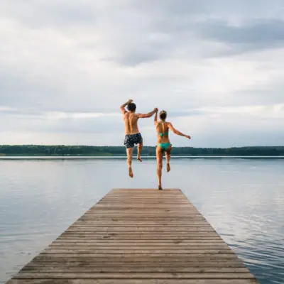 Activiteiten en ervaringen in Bad Saarow Een man en een vrouw springen in het water.