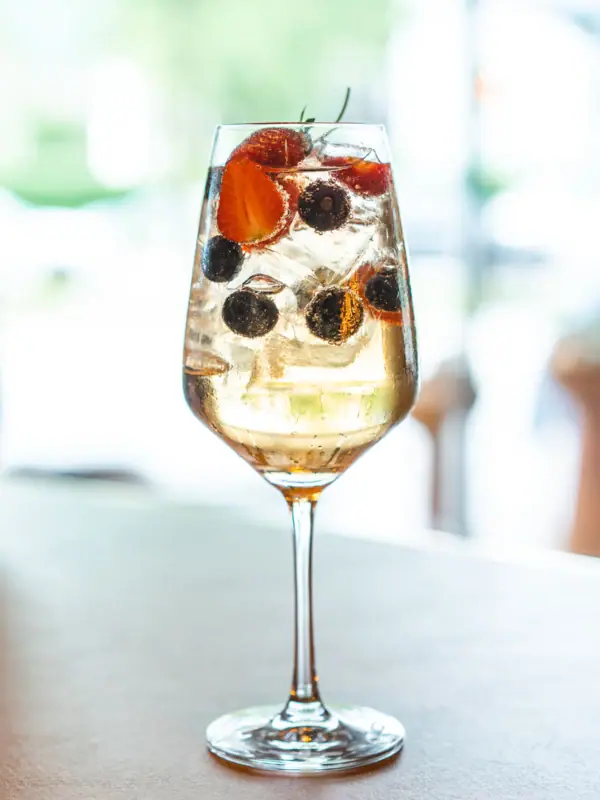 Spritz drankje Een glas vloeistof, fruit en ijs in de aja Bar in Garmisch-Partenkirchen.