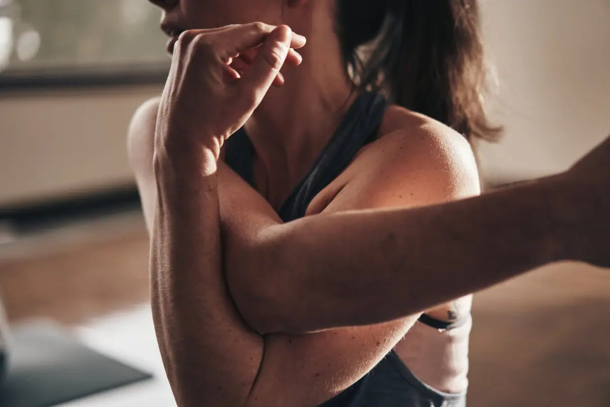 Een vrouw strekt haar arm uit.