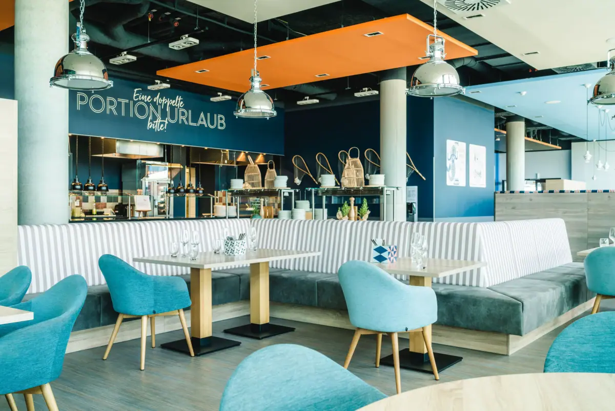Een restaurant met tafels en stoelen.