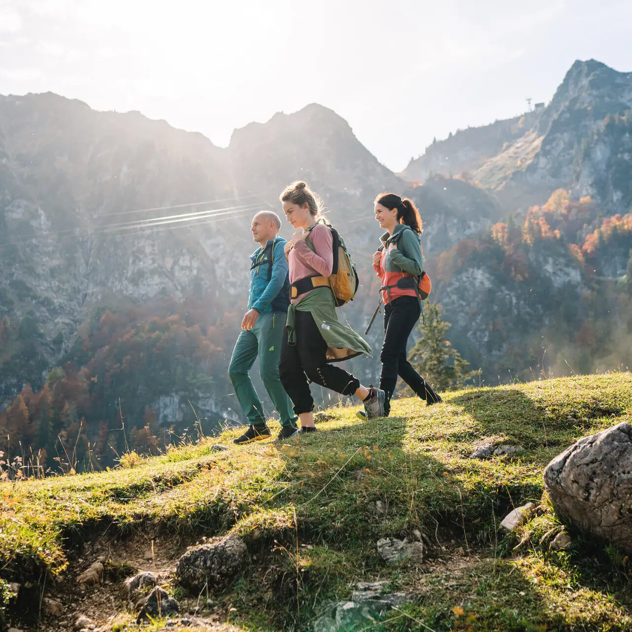 Een groep mensen wandelt op een heuvel met bergen op de achtergrond in Ruhpolding.