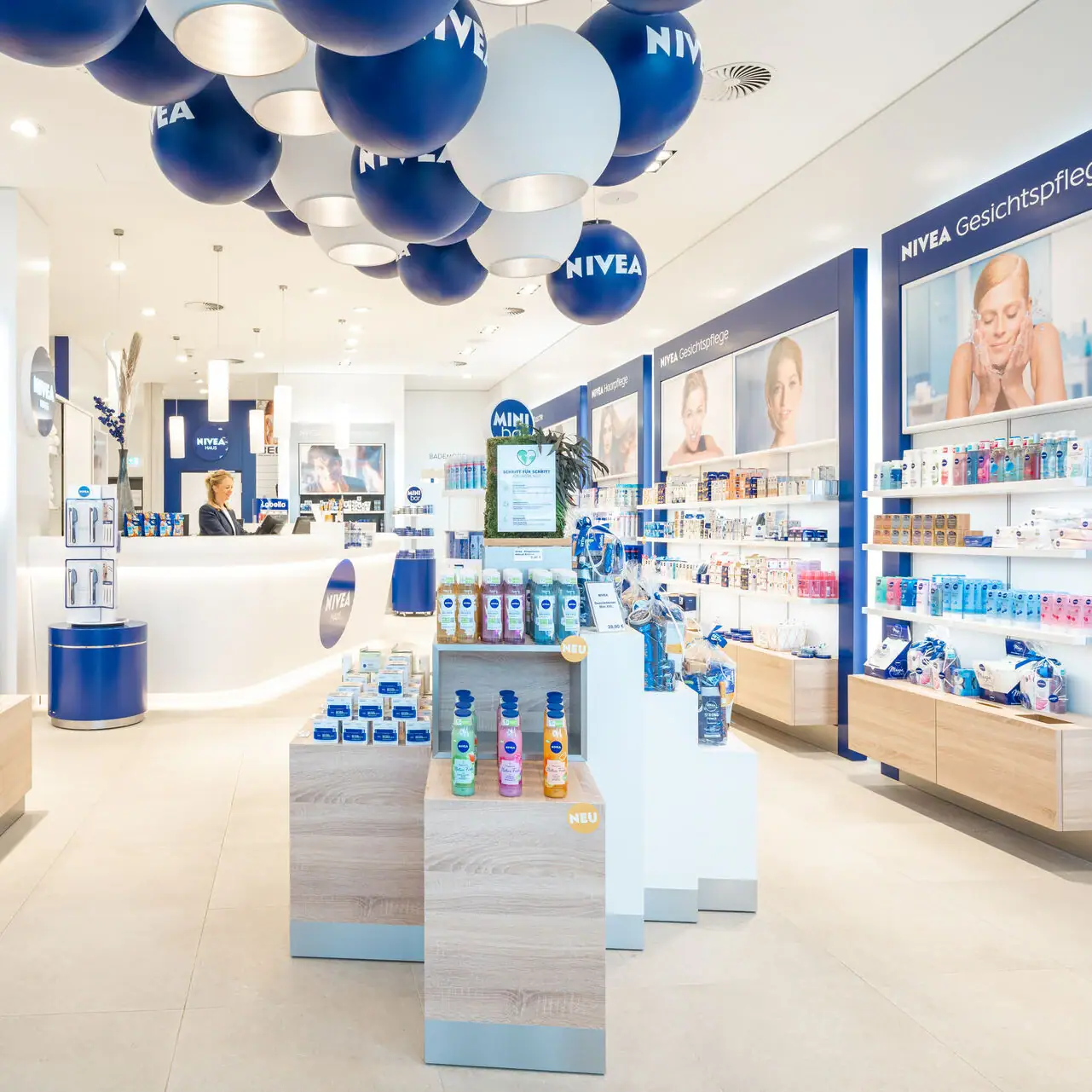 NIVEA Winkel Een winkel met blauwe en witte ballonnen aan het plafond.