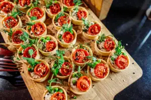 Buffet Een dienblad met voedsel op een houten oppervlak