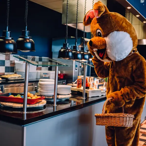 Een persoon in een konijnenkostuum.