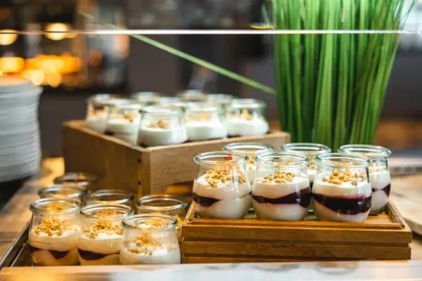 Een tafel met desserts in glaasjes.
