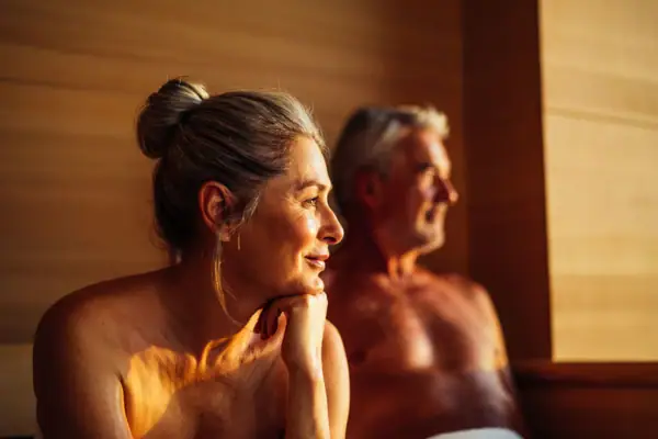 Een man en een vrouw in een sauna.