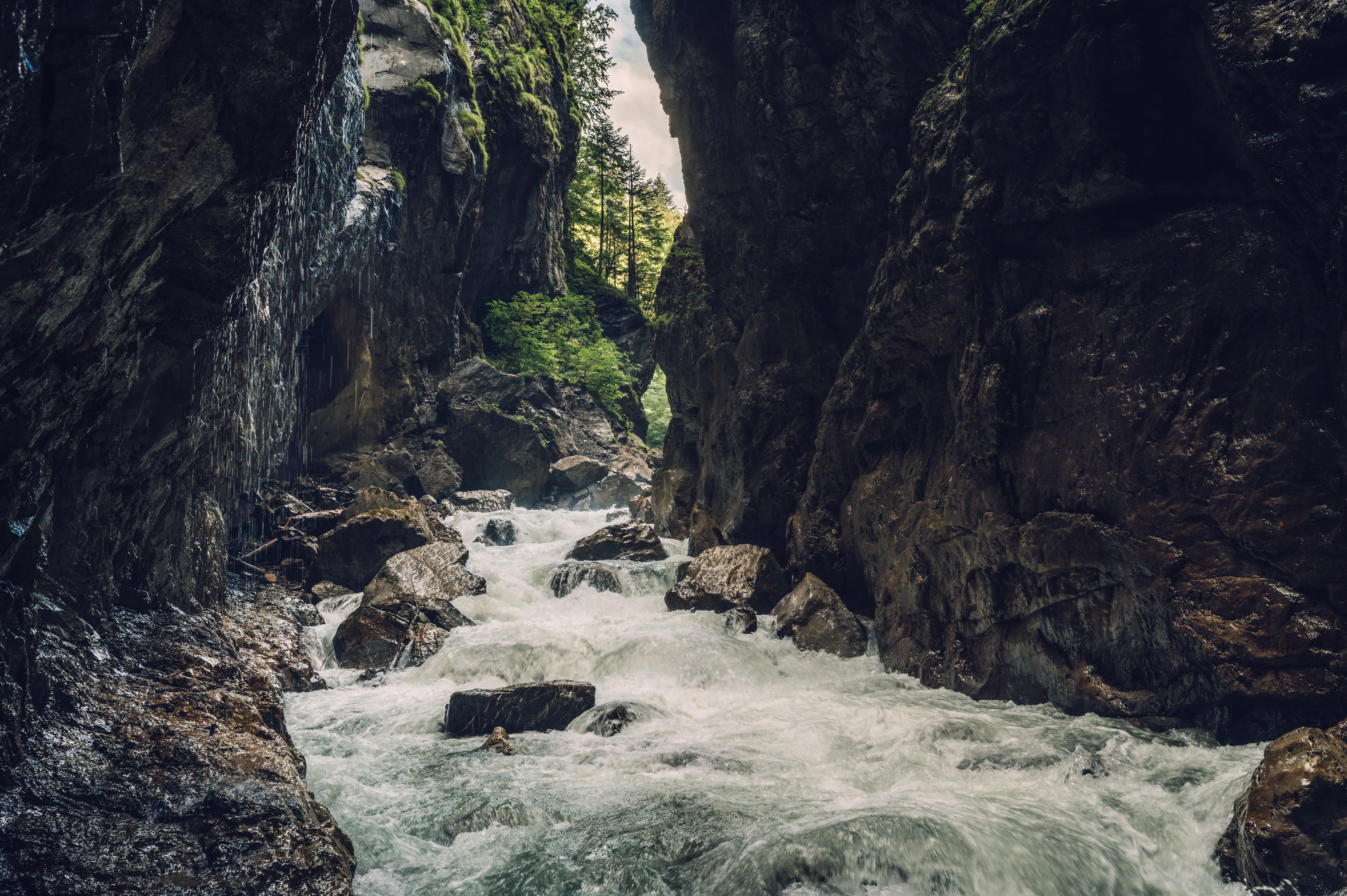 Partnach Klamm Garmisch-Partenkirchen Een rivier stroomt door een rotsachtige kloof.