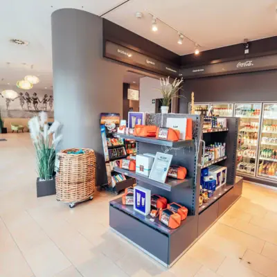 Een winkel met schappen vol goederen.