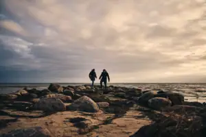 Göhren strand Twee mensen staan op een rotsstrand.