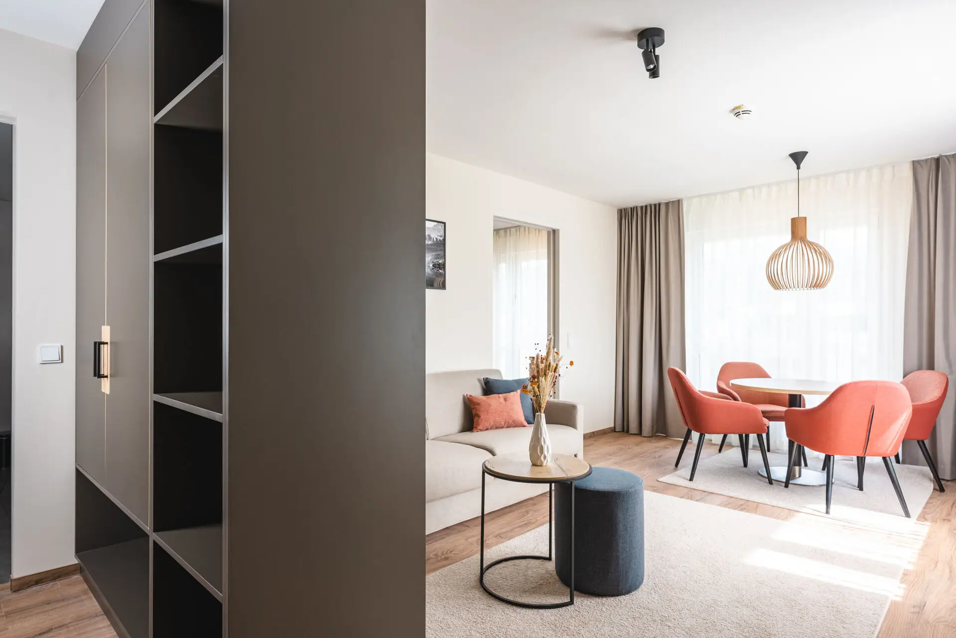 Suite Woonkamer met bank en tafel.