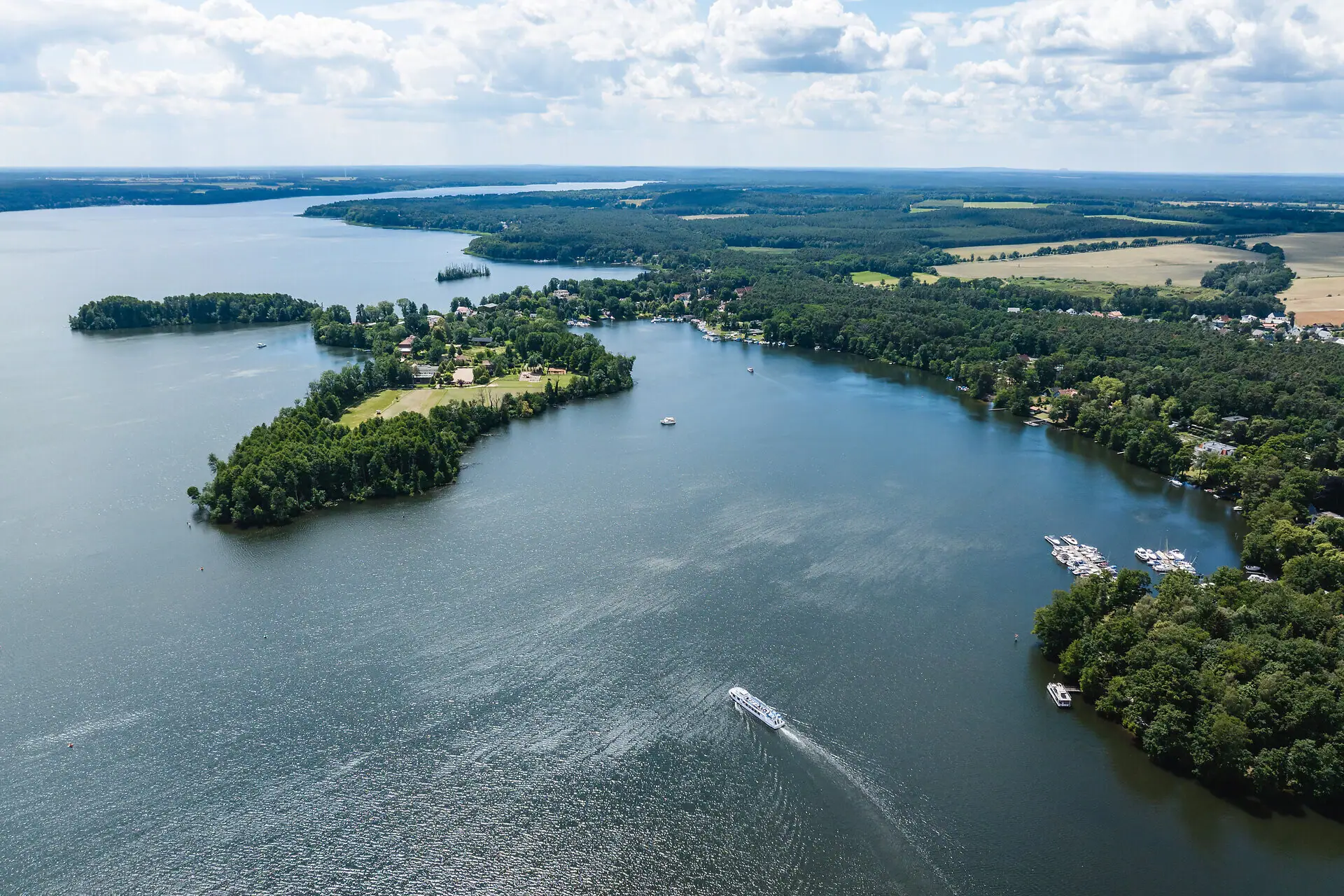 Scharmützelsee vanuit de lucht Groot watergebied met eilanden en boten.