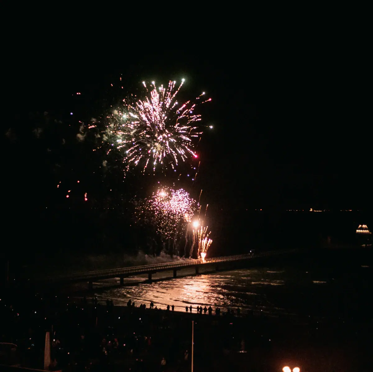 Vuurwerk aan de nachtelijke hemel