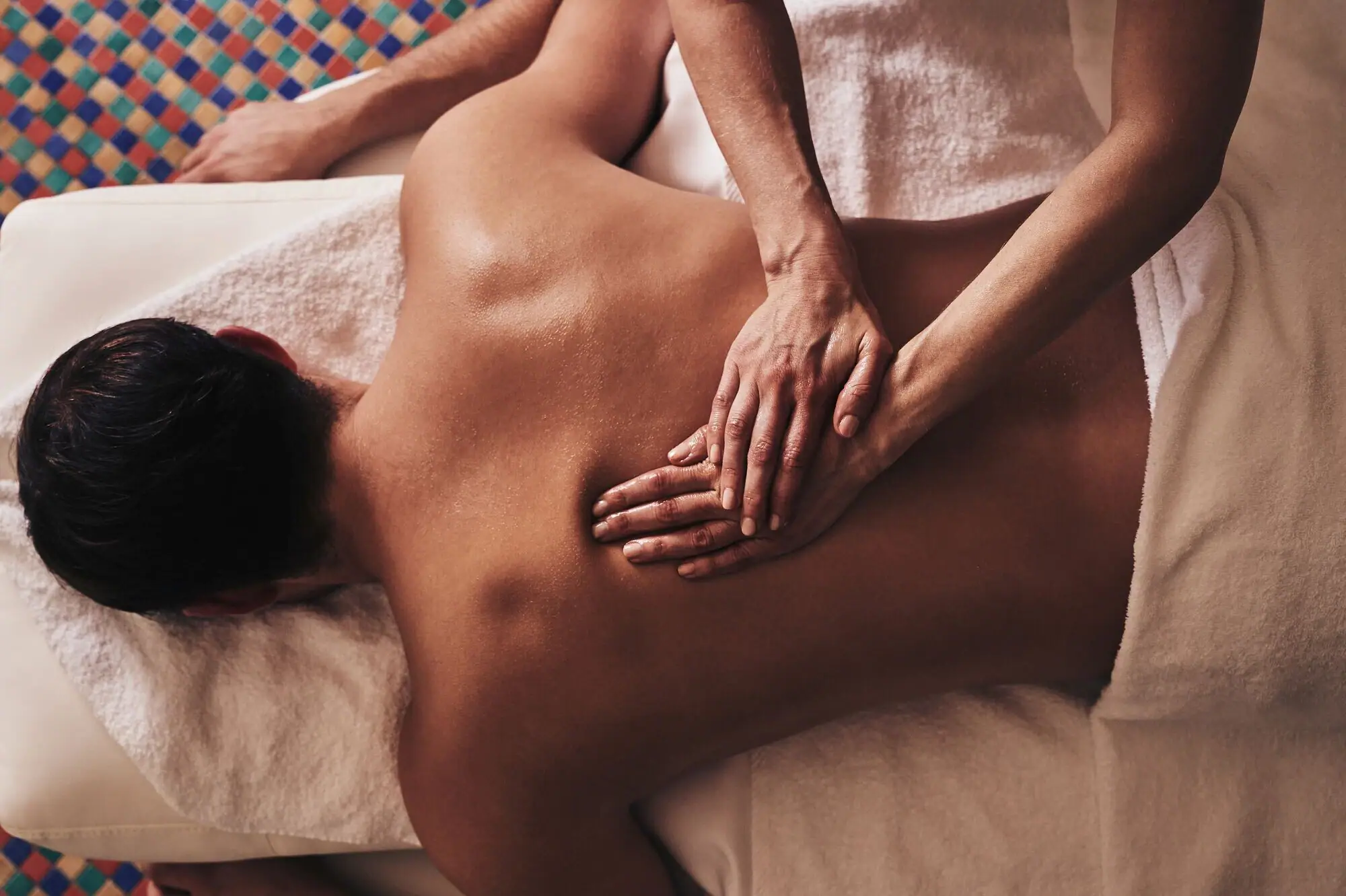 Eén persoon krijgt een rugmassage.