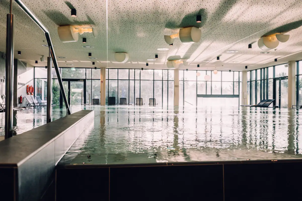 Dag SPA bij de aja Bad Saarow Groot binnenzwembad met grote muren en ramen.