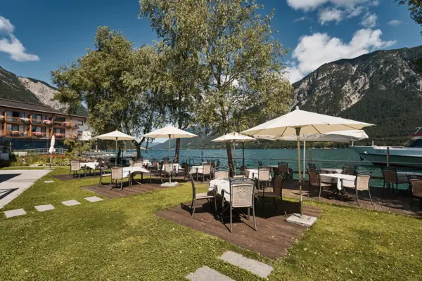 Het terras aan de oever van de Achensee bij het aja Hotel.
