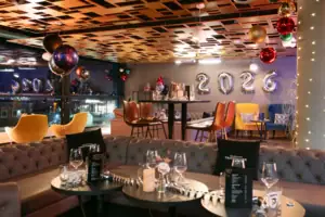 Een kamer met een bank en ballonnen.