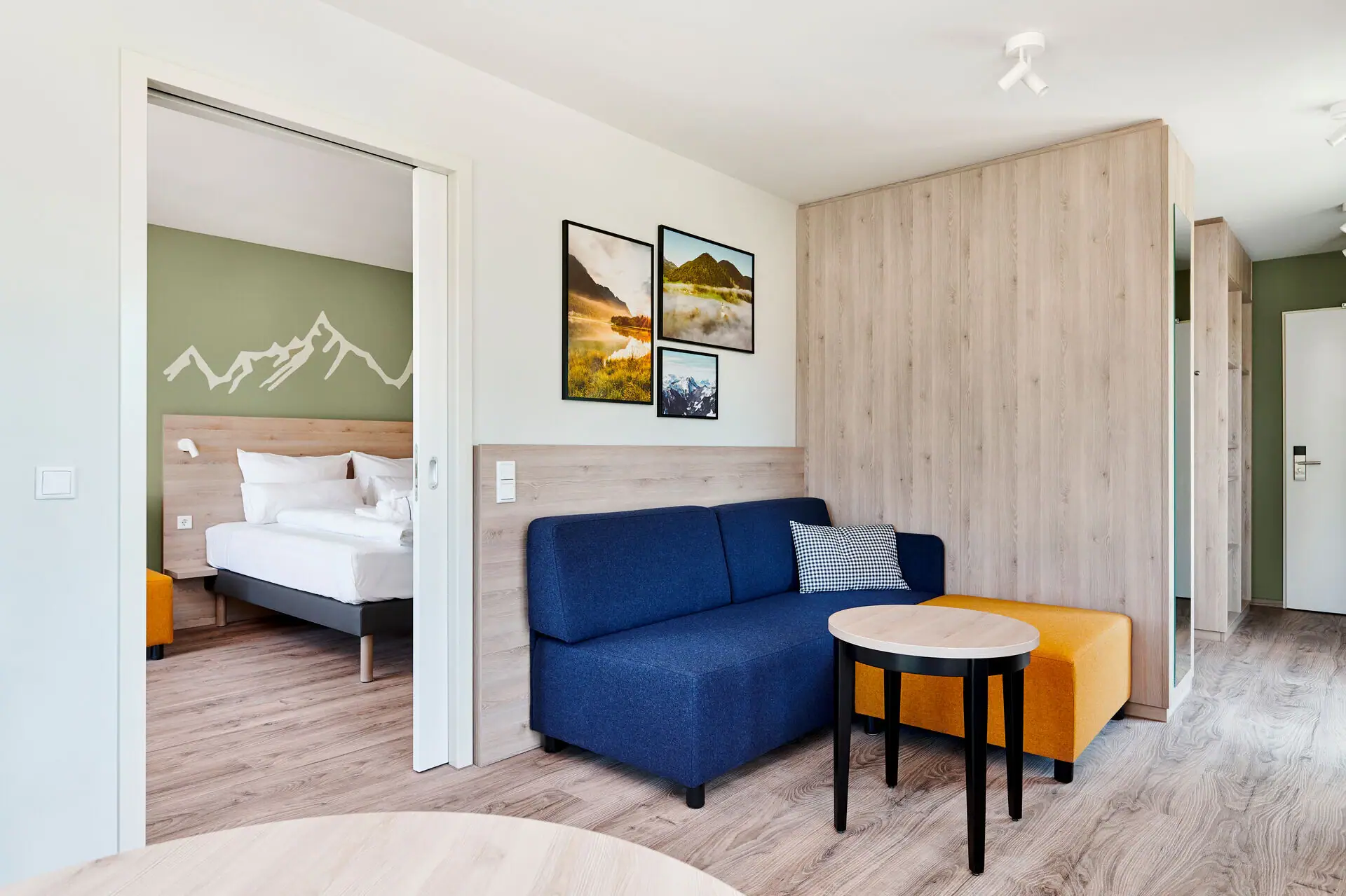 Suite woonkamer Een kamer met een bank en een tafel.