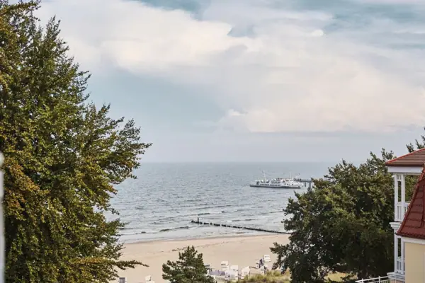 Outlook Boot op het water onder een bewolkte hemel