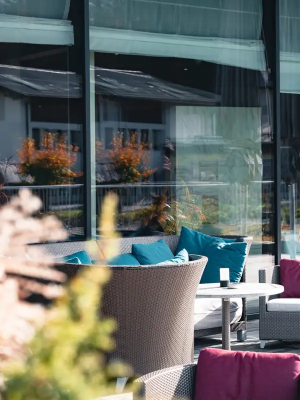 Zonneterras Een terras met tafel en stoelen.
