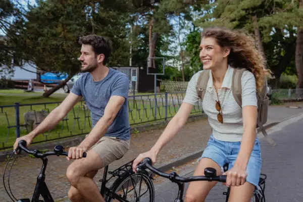 Fietstocht Een man en een vrouw fietsen.