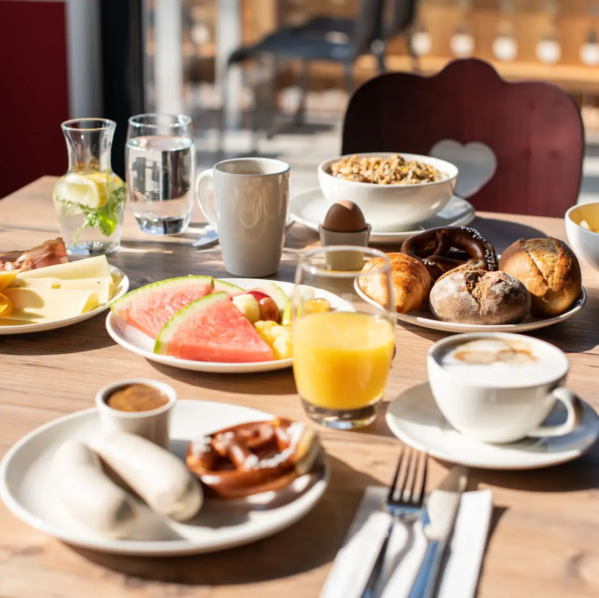Een tafel met verschillende borden en servies.