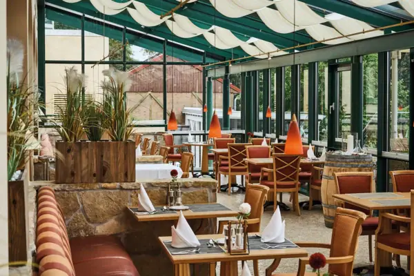 Een restaurant met tafels en stoelen.