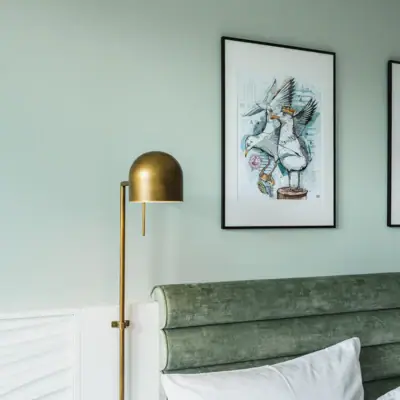 Nieuwe kamers bij aja Warnemünde Lamp naast een bed in het interieur.