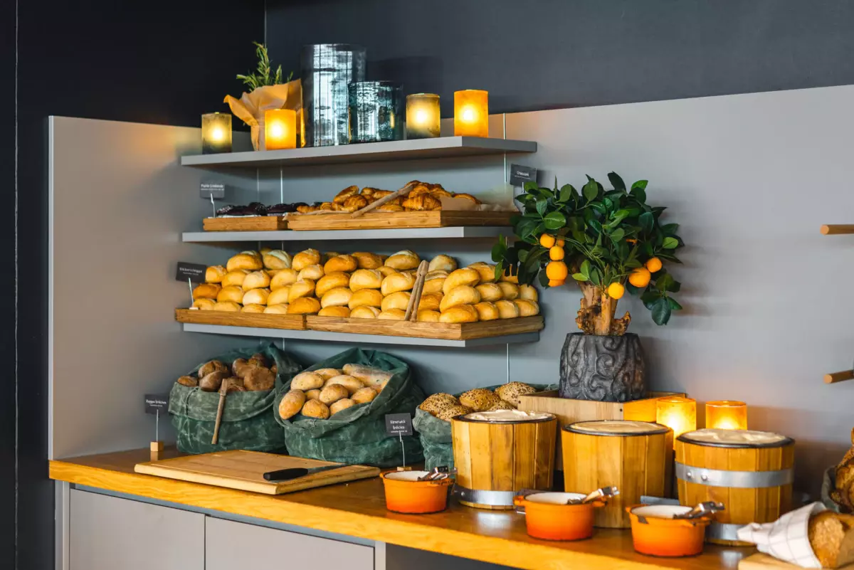 Een buffet met brood en sinaasappels erop.