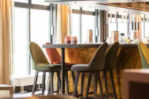 Bar Een ruimte met een bar en stoelen.