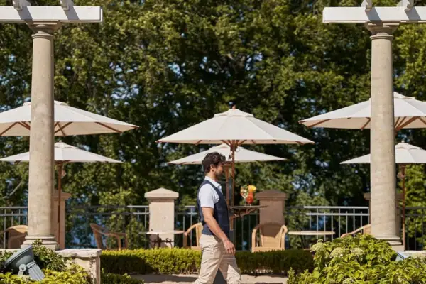 Een man loopt over een pad met paraplu's.