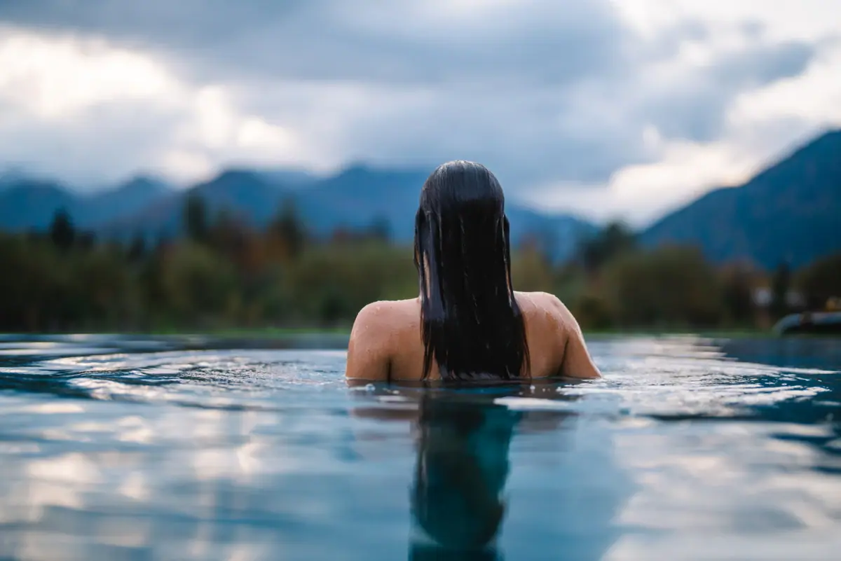 SPA in het aja Ruhpolding Een vrouw in het water.
