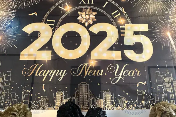 Grote banner met cijfers en vuurwerk op de achtergrond.