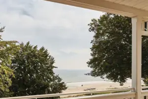 Balkon Een terras met stoelen en een tafel.