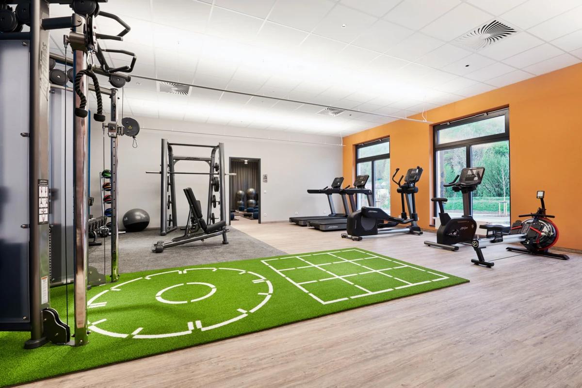 Fitnessruimte bij aja Ruhpolding Fitnessstudio met trainingsapparatuur