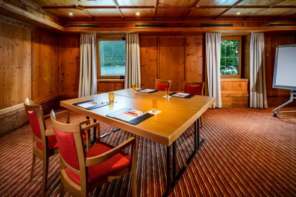 Conferentieruimte Vergaderruimte met een tafelblok en vier stoelen.