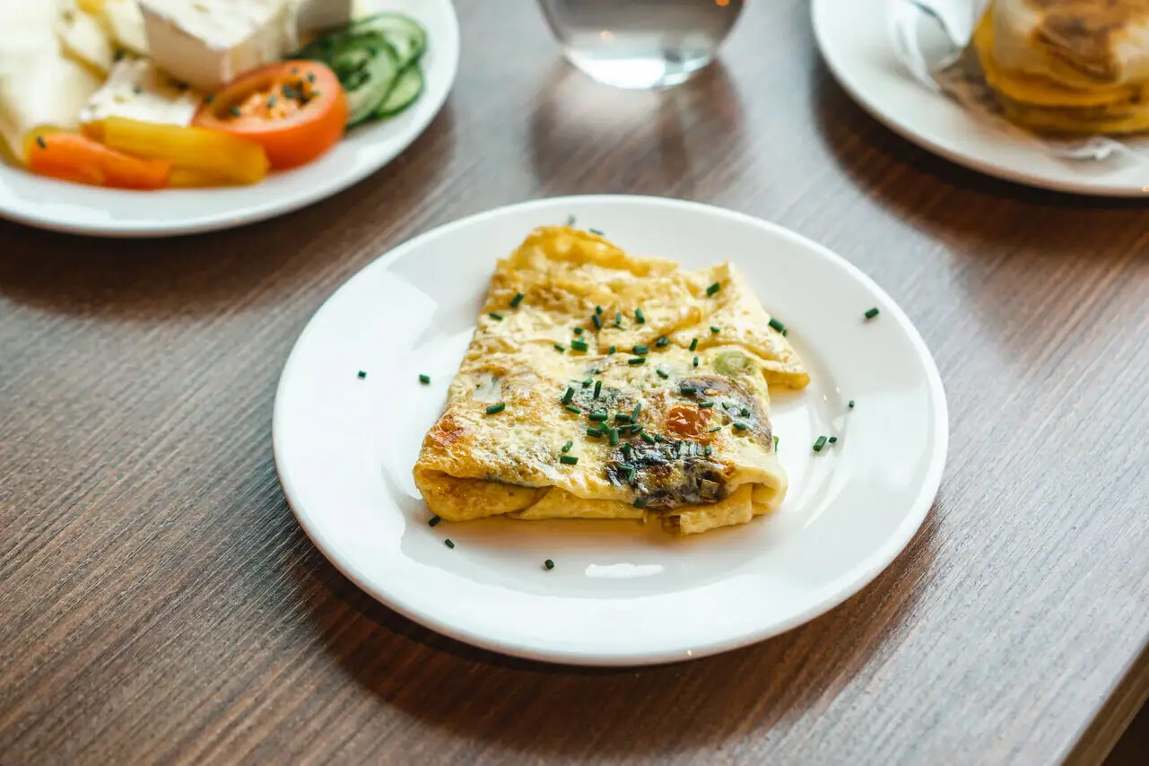 Een tafel met borden vol eten en drinken.