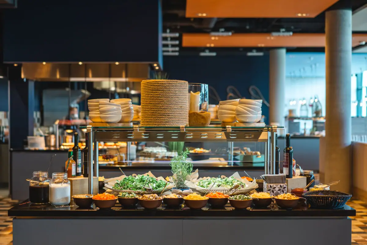 Een buffettafel met verschillende gerechten.