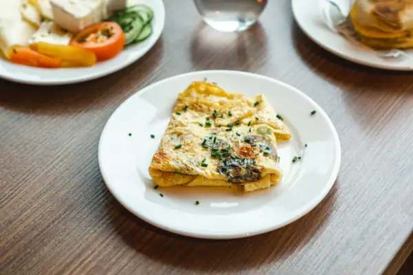 Een tafel met borden vol eten en drinken.