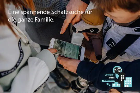Iemand houdt een mobiele telefoon vast, terwijl een kind knuffels vasthoudt.