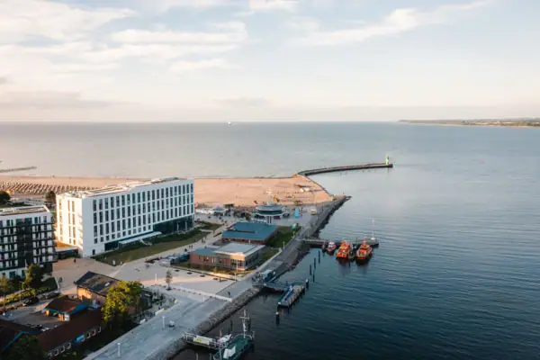 aja Reizen Boten op het water met gebouwen op de achtergrond.