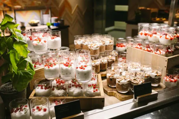 Een buffet vol desserts.