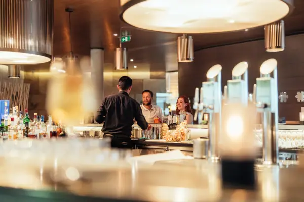 Bar Een groep mensen staat aan de bar.