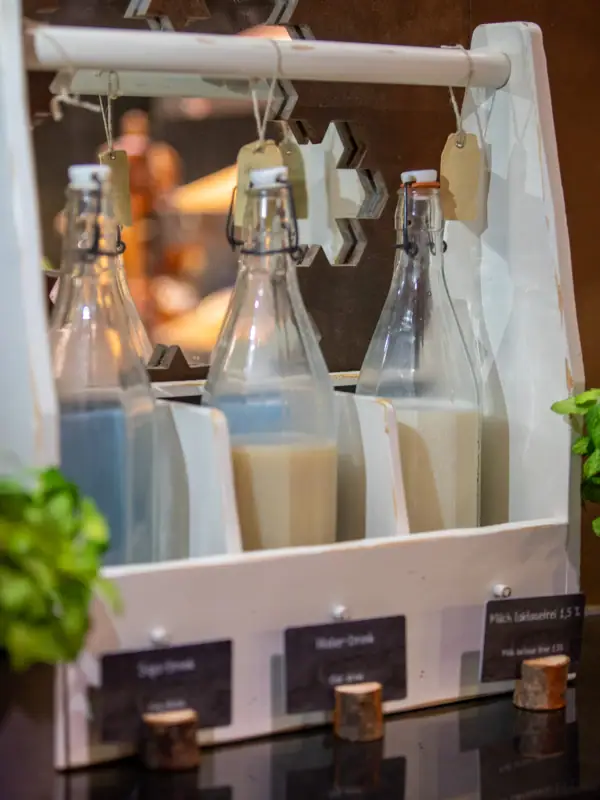 Melkflessen in een houten krat